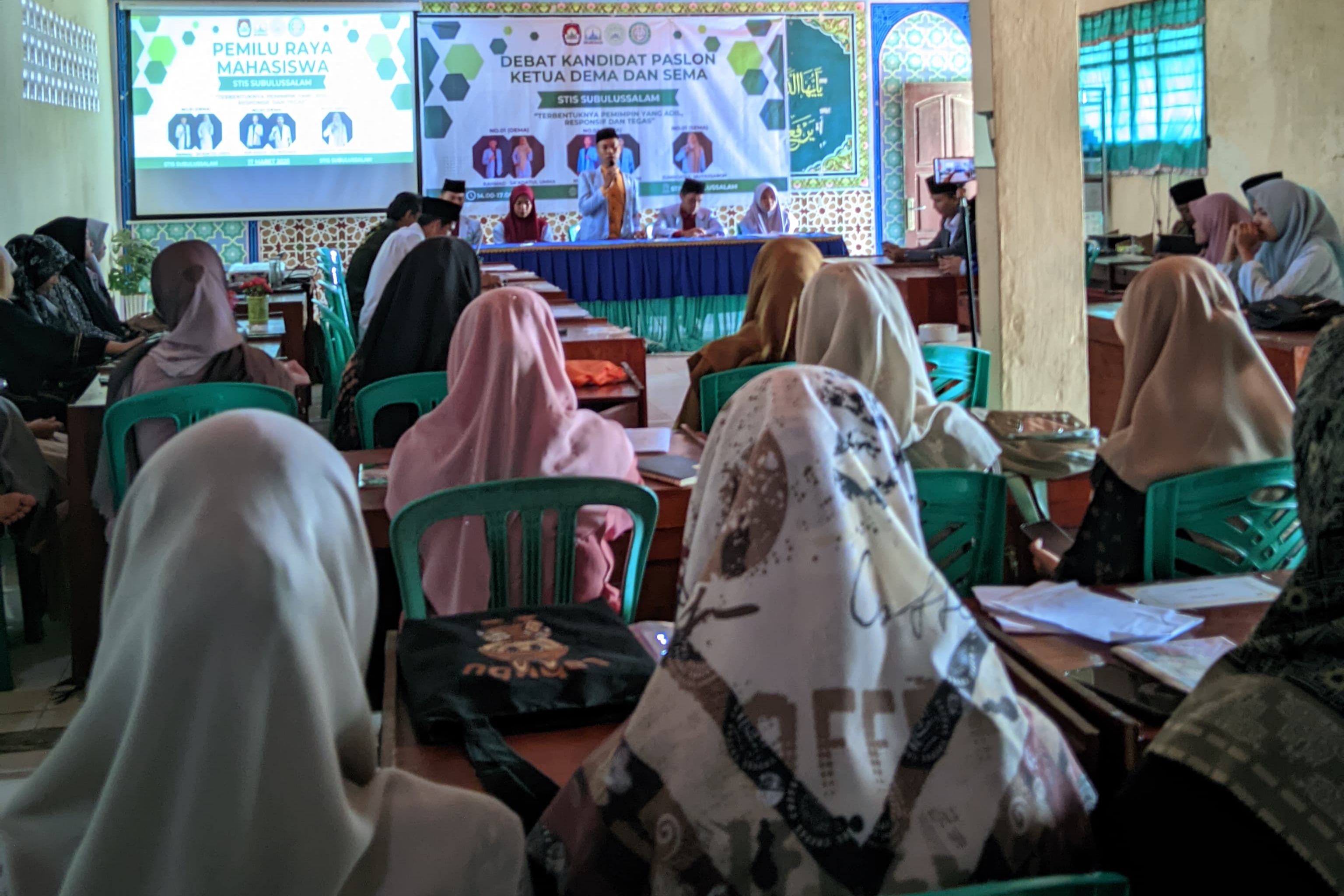 Debat Kandidat Paslon Ketua dan Wakil Ketua DEMA dan SEMA, Berikan Gambaran Jelas tentang Seperti Apa Pemimpin yang Diinginkan Mahasiswa Debat Kandidat Paslon Ketua dan Wakil Ketua DEMA dan SEMA, Berikan Gambaran Jelas tentang Seperti Apa Pemimpin yang Diinginkan Mahasiswa