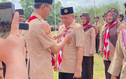 Ketua STIS Subulussalam Terima Penghargaan Pancawarsa 1 pada Peringatan Hari Pramuka ke-64 Tahun 2025 Kwarcab OKU Timur