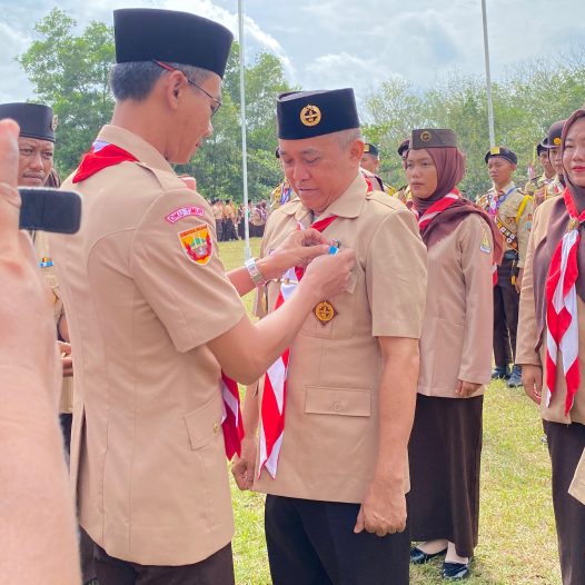 Ketua STIS Subulussalam Terima Penghargaan Pancawarsa 1 pada Peringatan Hari Pramuka ke-64 Tahun 2025 Kwarcab OKU Timur