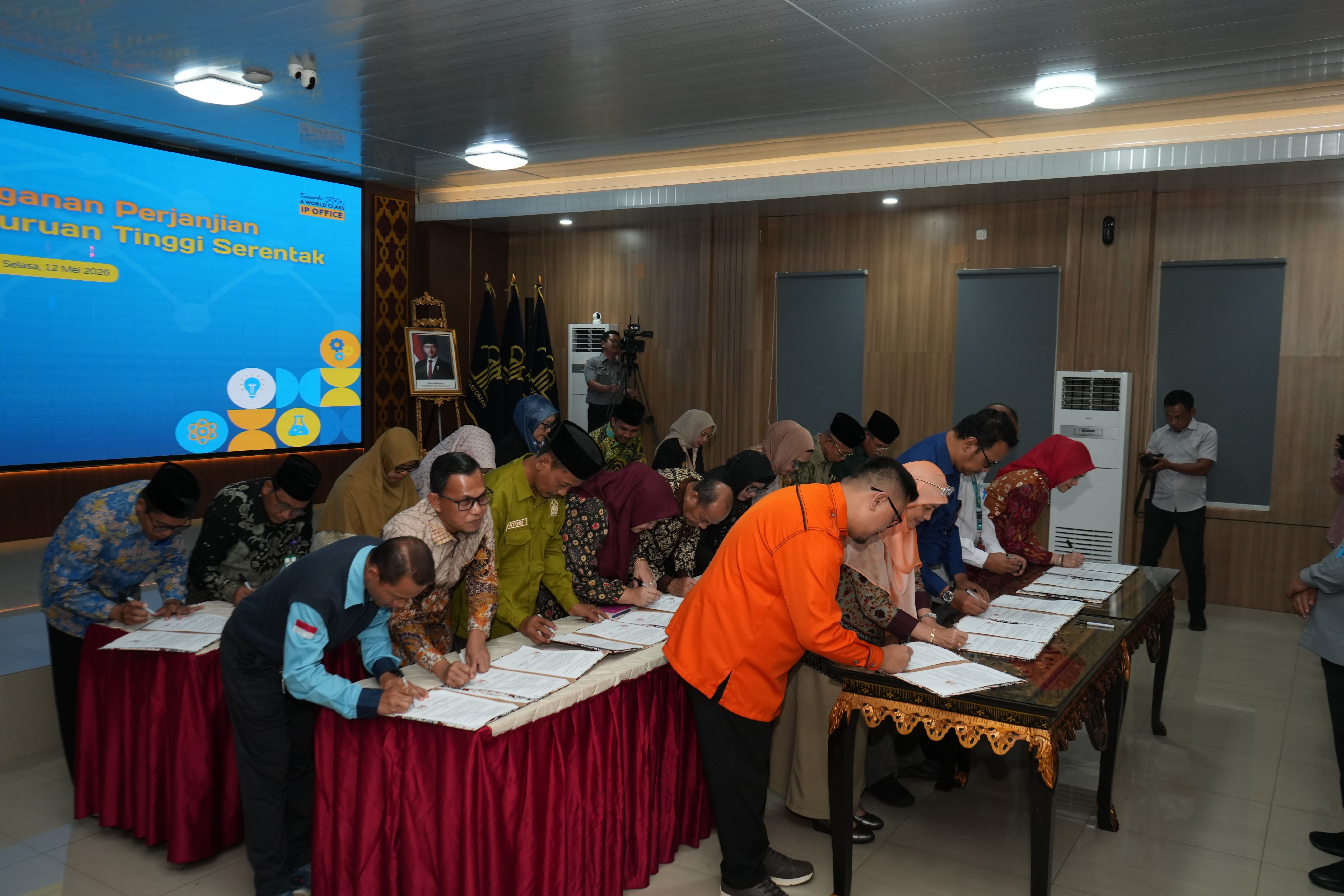 “DARI RISET JADI ASET: STIS Subulussalam dan Kemenkum Sumsel Teken MoU Perlindungan Hak Kekayaan Intelektual dan Pembentukan Sentra Kekayaan Intelektual” “DARI RISET JADI ASET: STIS Subulussalam dan Kemenkum Sumsel Teken MoU Perlindungan Hak Kekayaan Intelektual dan Pembentukan Sentra Kekayaan Intelektual”